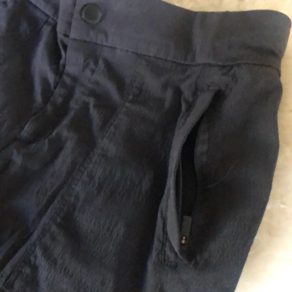 Athleta BLACK SHORTS Front zipping Slash Pockets Back Pockets 8.5”Inseam EUC - Picture 3 of 6